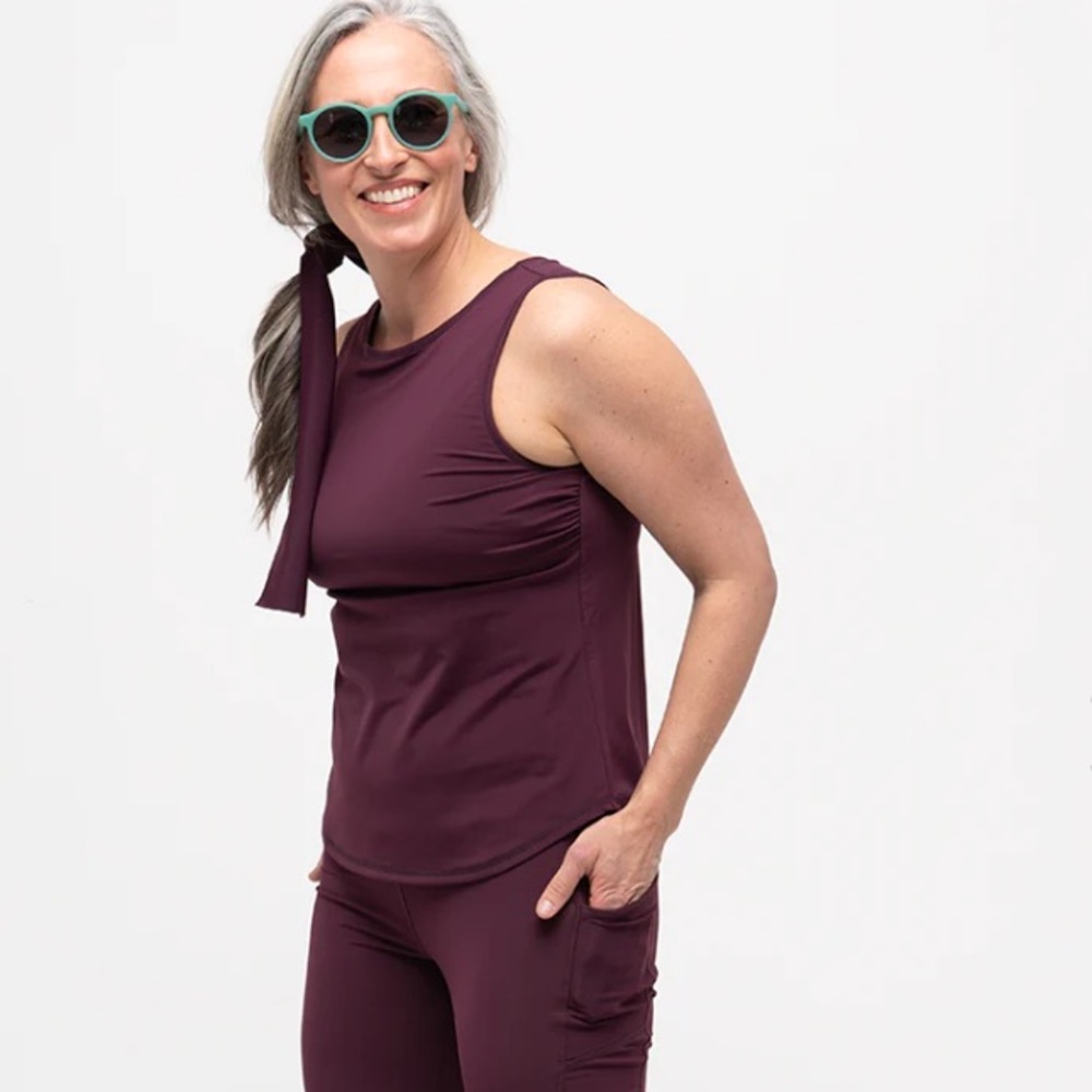 Line In The Sand burgundy performance tank w/ built in bra Sz XL